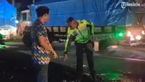 Polisi-saat-olah-TKP-Kecelakaan-beruntun-tiga-truk-dan-pick-up-di-Jalan-Brawijaya.jpg