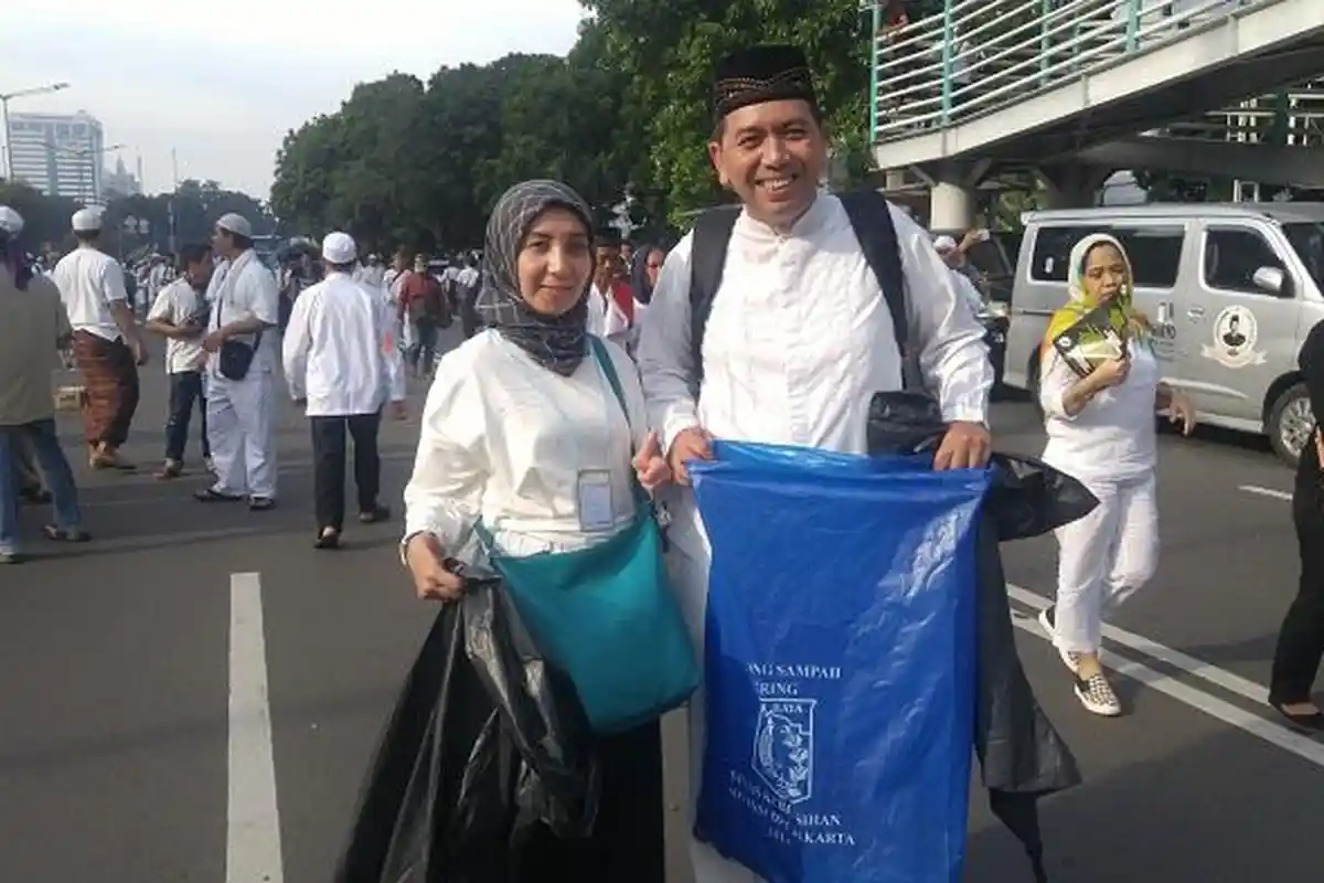 Cerita Pasutri yang Berinisiatif Punguti Sampah Demonstran