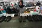 Produksi Sepatu Bata Jelang Lebaran