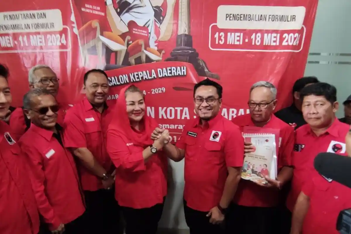 Ribuan Orang Kawal Mbak Ita Kembalikan Formulir Bakal Calon Walikota Semarang di Kantor DPC PDIP