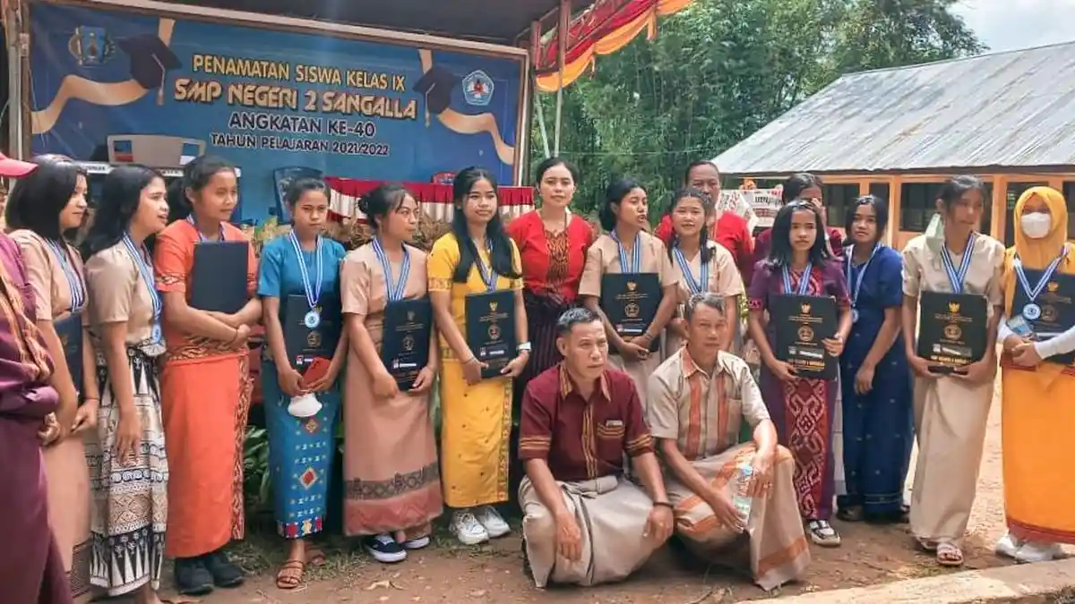 Penamatan, 133 Siswa SMP Negeri 2 Sangalla Kompak Pakai Baju Adat Toraja