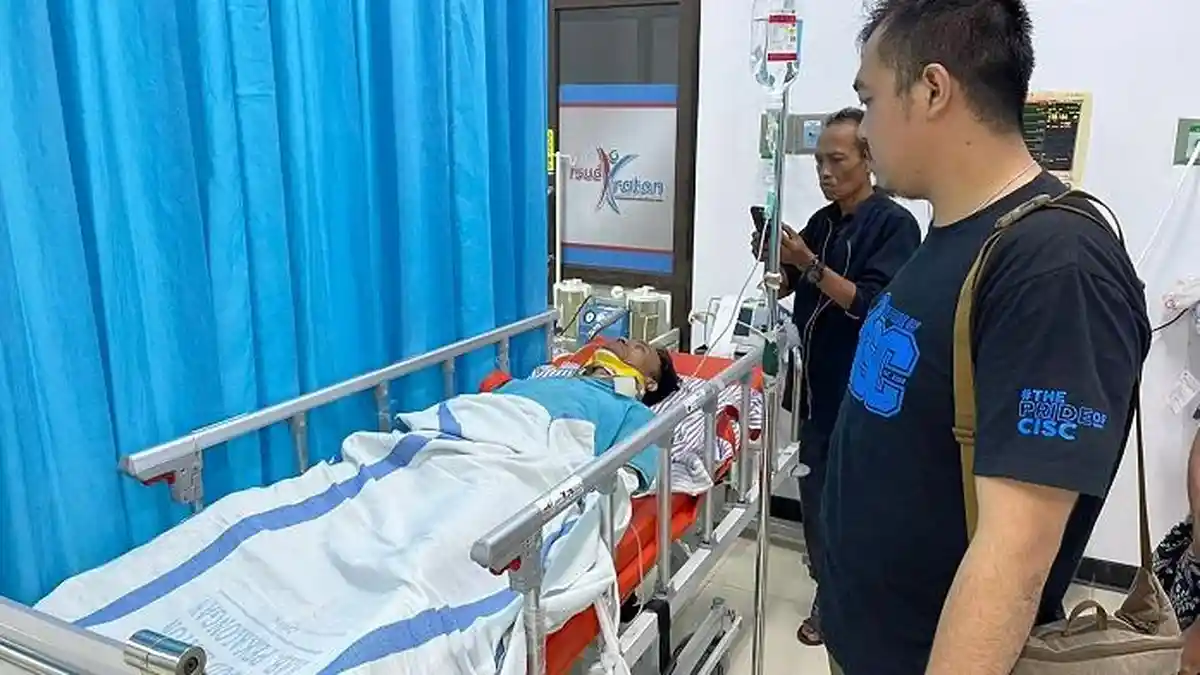 Depresi Putus Cinta, Pemuda di Sragi Pekalongan Panjat Tiang Listrik 10,8 Meter. Berakhir di RS