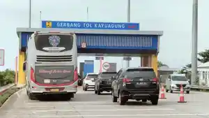 KENDARAAN-MELINTAS-DI-JTTS.jpg