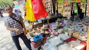 27072025-Seorang-pedagang-Dahlan-yang-menjual-berbagai-bahan-pokok-termasuk-beras.jpg