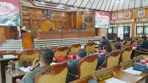 Sidang-DPRD-pembahasan-LKPJ-Bupati-Tahun-2025.jpg