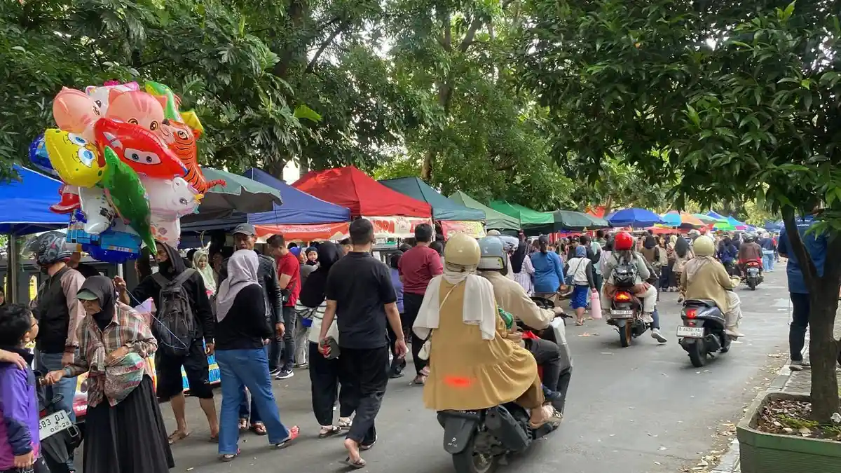 Ngabuburit di Pusdai Jabar, Berburu Aneka Takjil