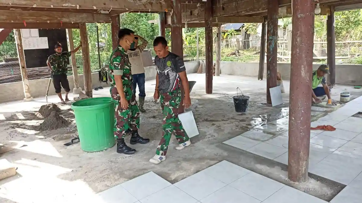 Kodim Pidie Salur Bantuan Keramik Untuk Dayah di Indra Jaya