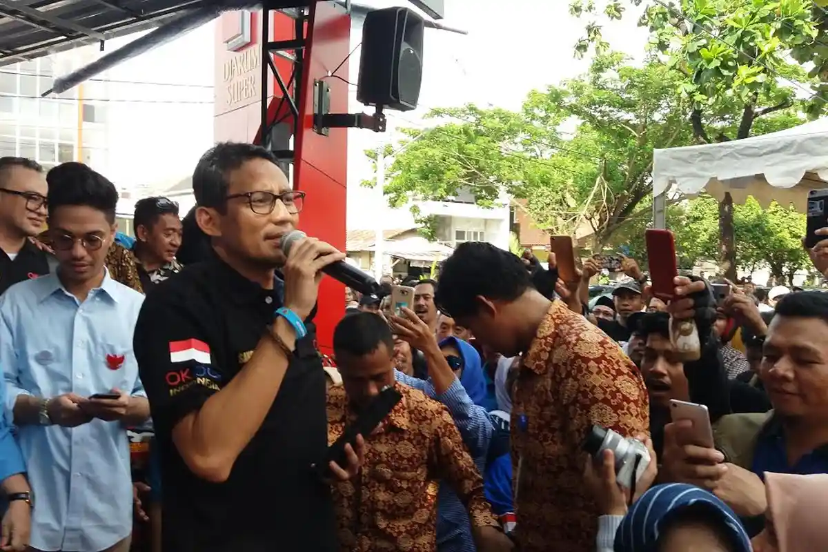 Sandiaga Uno Nyanyi Lagu 'Duduk' Bareng Emak-emak di Cafe Red Corner Makassar