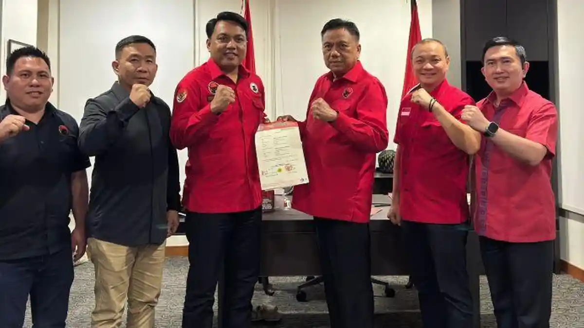 Jelang Pilkada Bitung, Geraldi Mantiri dan Erwin Wurangian dapat SK Pasangan Calon dari PDIP