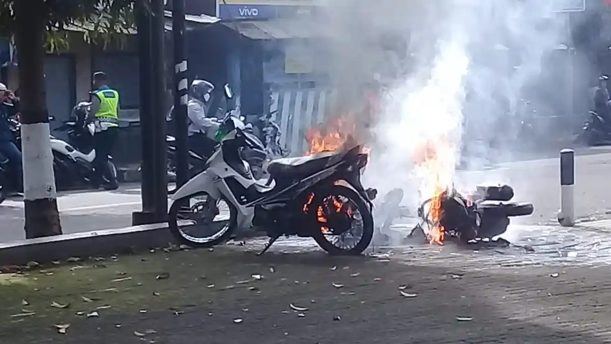 Motor Terbakar di Dekat Pos Polisi di Kuningan, Diduga Dibakar Pemiliknya yang masih Misterius