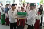 ketua-baznas-kalsel-h-gusti-pangeran-rusdi-effendi-saat-menyerahkan.jpg