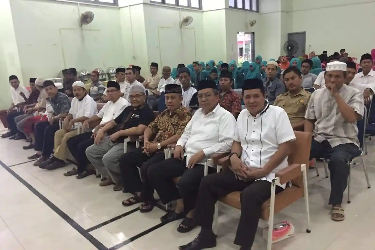 Alumni SMKN 5 Makassar Beri Bingkisan Pensiunan Guru