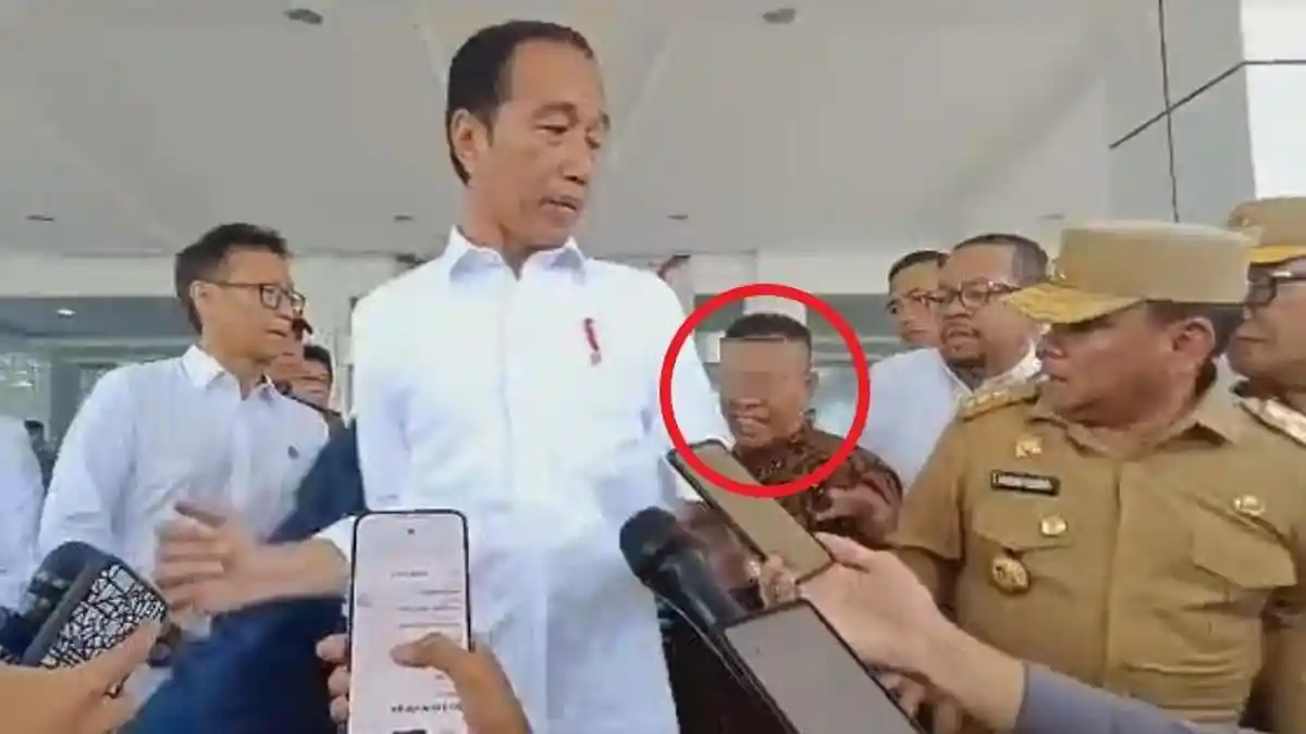 Identitas Pria Tarik Lengan Jokowi di Konawe Sultra, Ternyata Diberhentikan dari PNS Karena Hal Ini