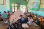 Sejumlah-pelajar-di-SDN-Banyuwuluh-4-Kecamatan-Wringin-saat-menerima-Makan-Bergizi-Gratis.jpg