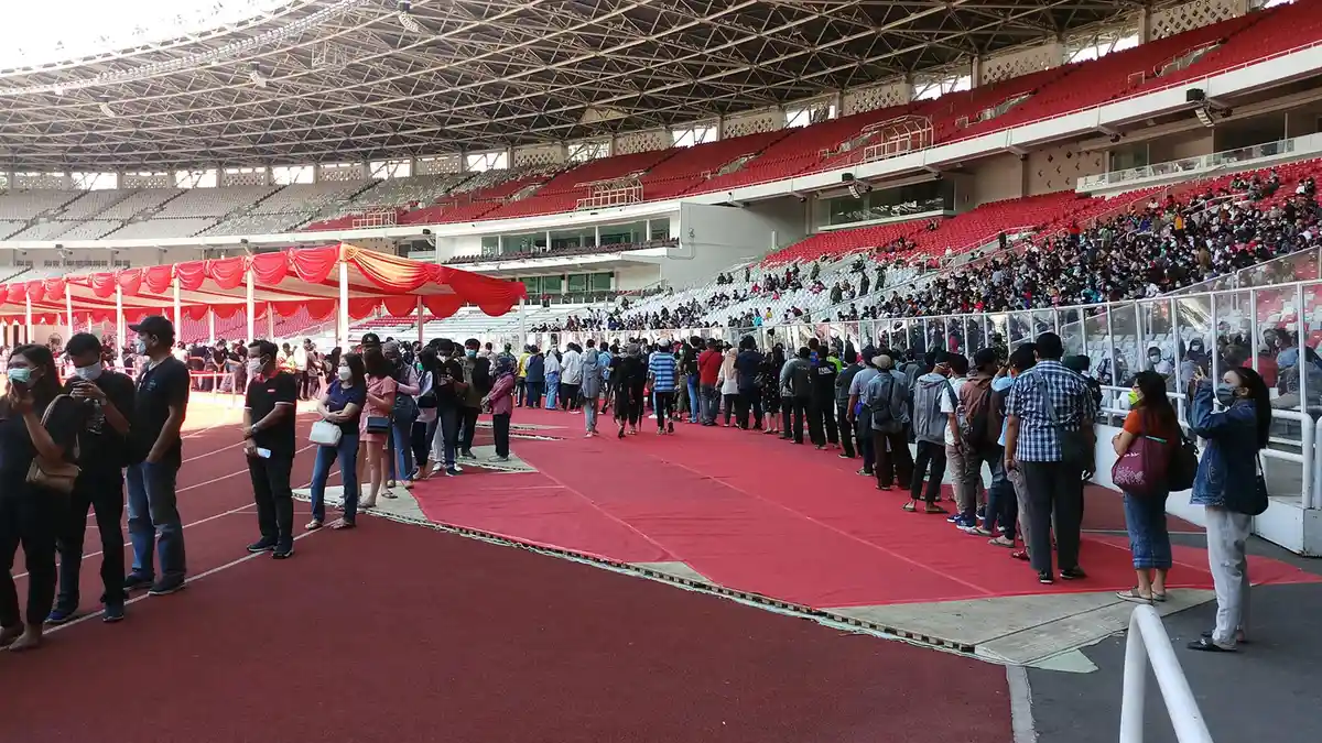 Vaksinasi Massal Digelar di GBK Senayan, Begini Antusiasme Warga DKI