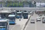 deretan-bus-transjakarta-antri-untuk-keluar-masuk-halte-sentral-harmoni-jakarta-pusat.jpg