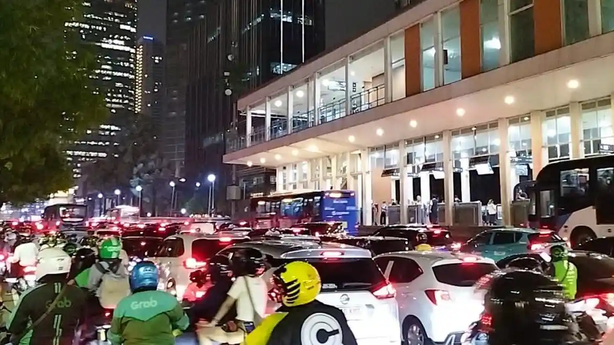 Jalan MH Thamrin Arah Sudirman Macet Total Malam Hari, Bunyi Klakson Mobil dan Motor Bersahutan