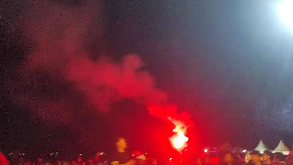 Tito Okello Samakan Skor 1-1, Suporter PSM Makassar Bersorak dan Nyalakan Flare