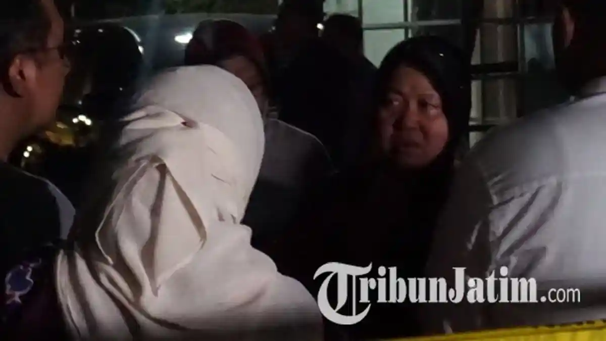 Tinjau Rumah Bomber 3 Gereja, Risma : Kok Tega, Orang Menyakiti Orang Lain