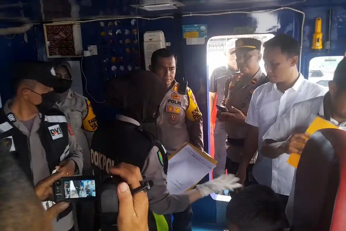 Polresta Kendari Tes Urine Nakhoda dan ABK Kapal Cepat di Pelabuhan Nusantara Kendari di Momen Mudik