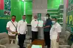 dpw-pkb-sulsel-menyerahkan-b1-kwk-kepada-thoriq-husler-budiman.jpg
