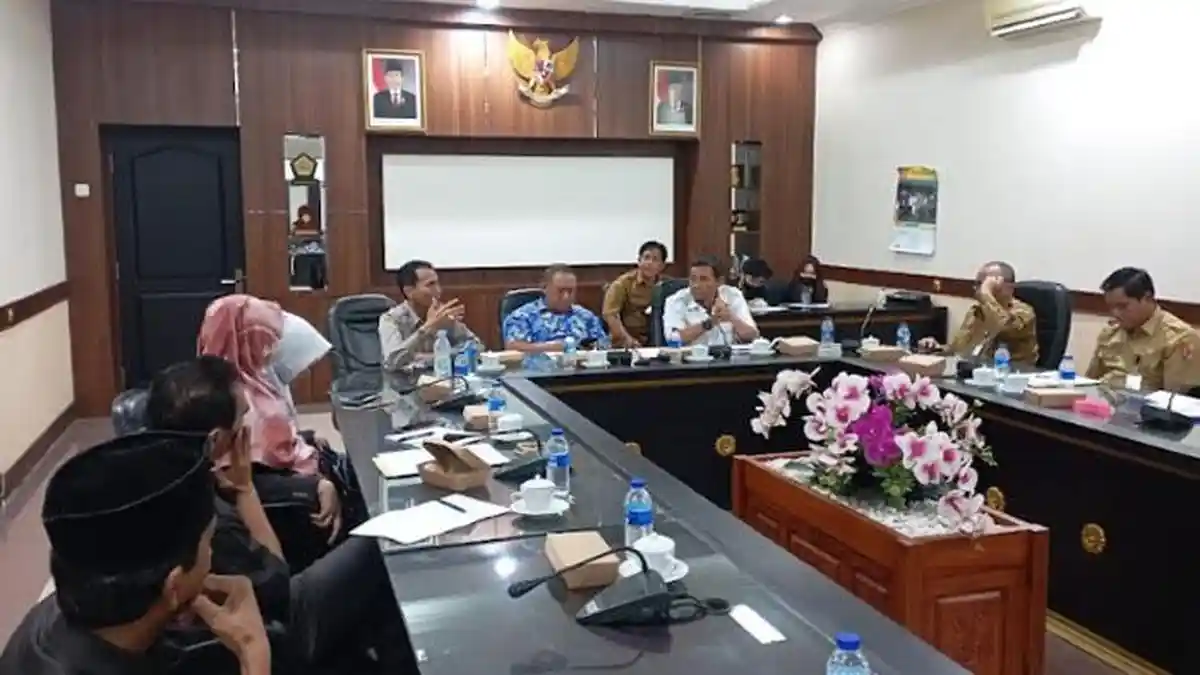 Temui Komisi B, Para Pengusaha Jember Minta Izin Menambang di Gunung Sadeng