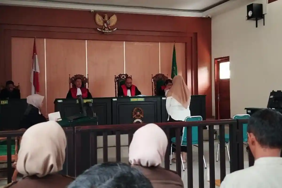 Isak Tangis Terdakwa Pembunuhan Kopi Sianida Pacitan usai Divonis 18 Tahun Bui, Ibu Korban: Ikhlas