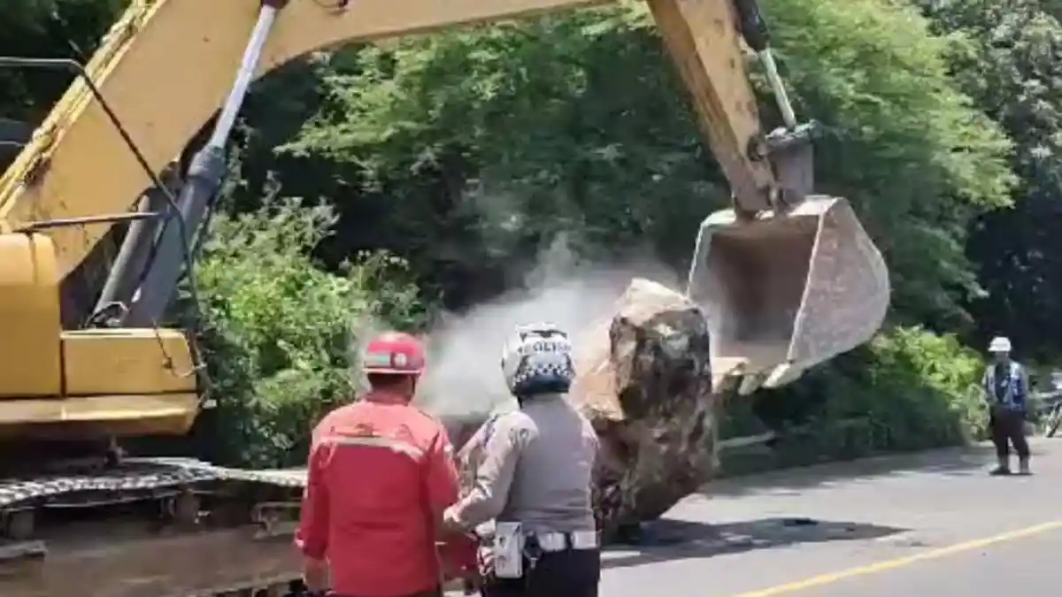 Batu Besar Jatuh dari Bukit Sekitar PLTU Paiton Probolinggo