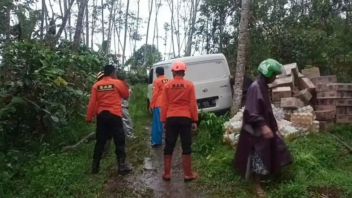 Gara-gara Navigasi Google Maps, Mobil Pengirim Barang Terjebak di Hutan Dempes Wonosobo