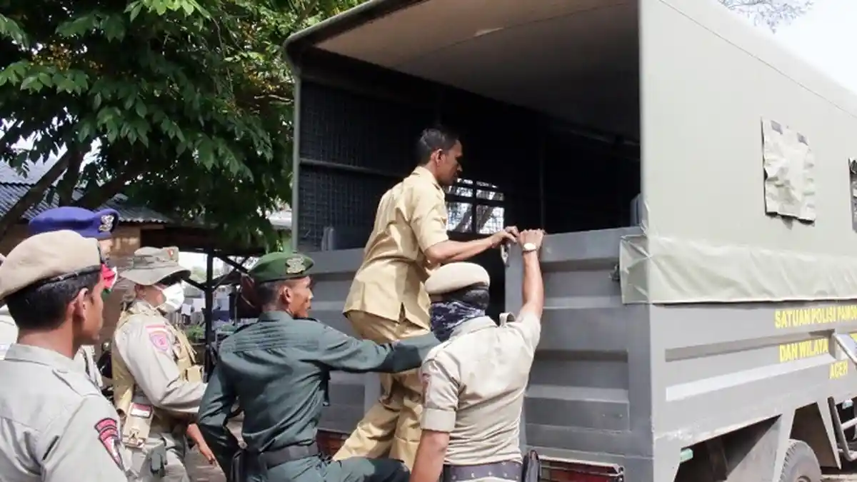 Satpol PP Tangkap Dua PNS Bandel, Nongkrong di Warkop Banda Aceh Saat Jam Kerja    