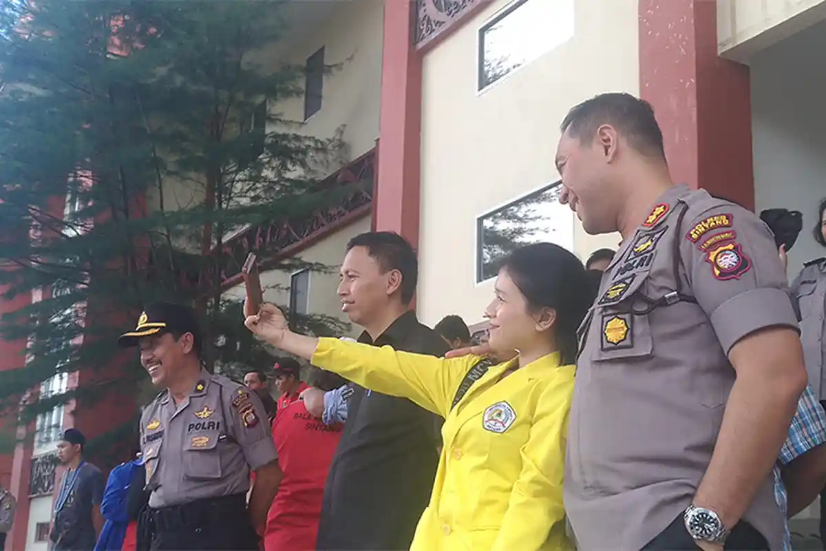 Bela Peladang Massa Datangi Kantor DPRD, Panas di Dalam Ruangan Adem di Luar