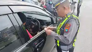 Personel-Satlantas-Polres-Belitung-saat-melakukan-pengecekan-dokumen-kendaraan.jpg