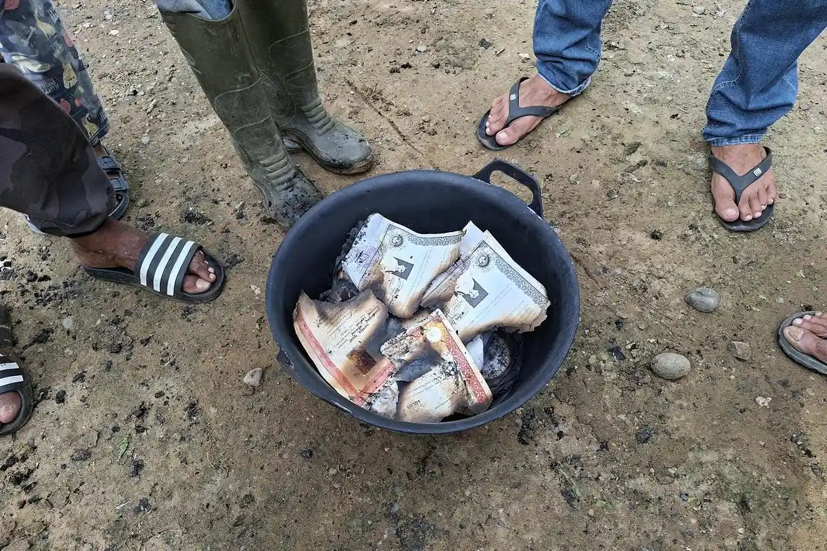 Rumah Pekerja Sawit di Bireuen Hangus, Warga Kompak Bersihkan Puing-puing Kebakaran