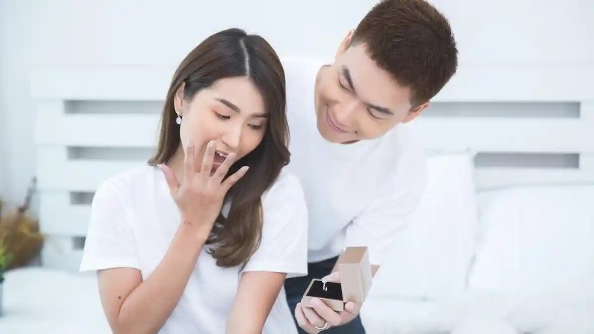 34 Pantun Romantis buat Pacar, Peringati National Girlfriend Day 1 Agustus 2025