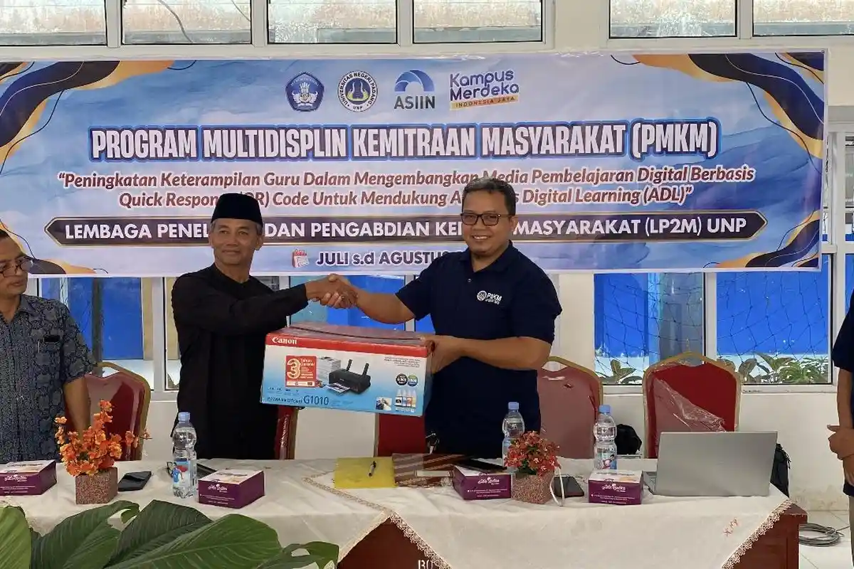 UNP Latih Guru SMKN 1 Padang Panjang Kembangkan Media Pembelajaran Digital Berbasis QR Code