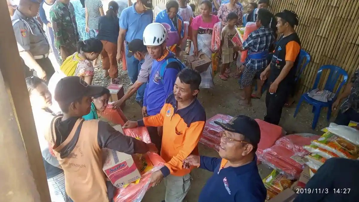 BPBD Sidrap Serahkan Bantuan Kedaruratan kepada 34 KK Terdampak Angin Puting Beliung