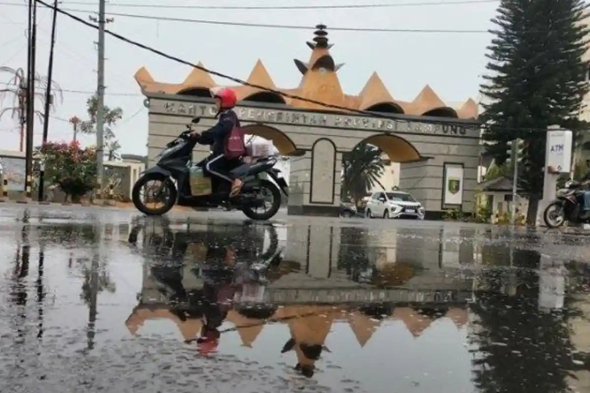 Prakiraan Cuaca Bandar Lampung, Selasa 18 November 2025: Pagi sampai Siang Hujan Ringan