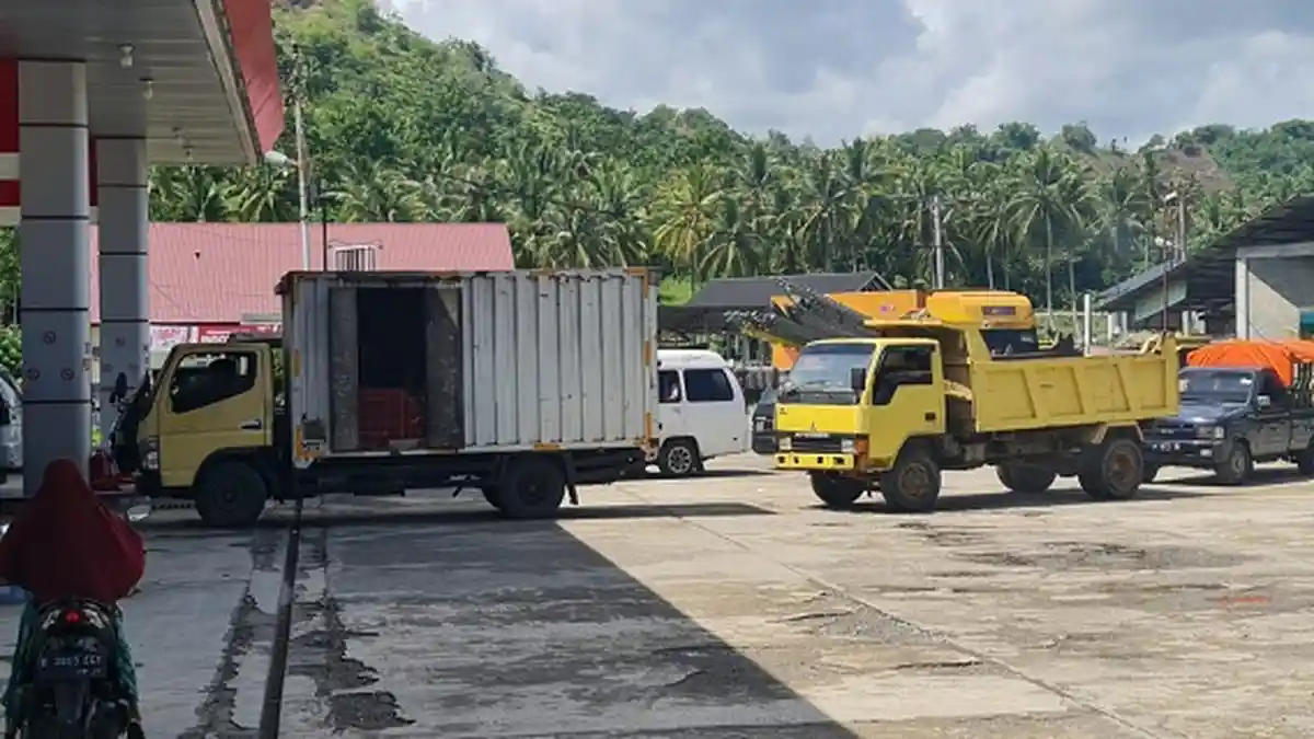 Polisi Amankan SPBU di Pijay Jelang Kenaikan BBM Subsidi, Antrean Kendaraan Cukup Padat