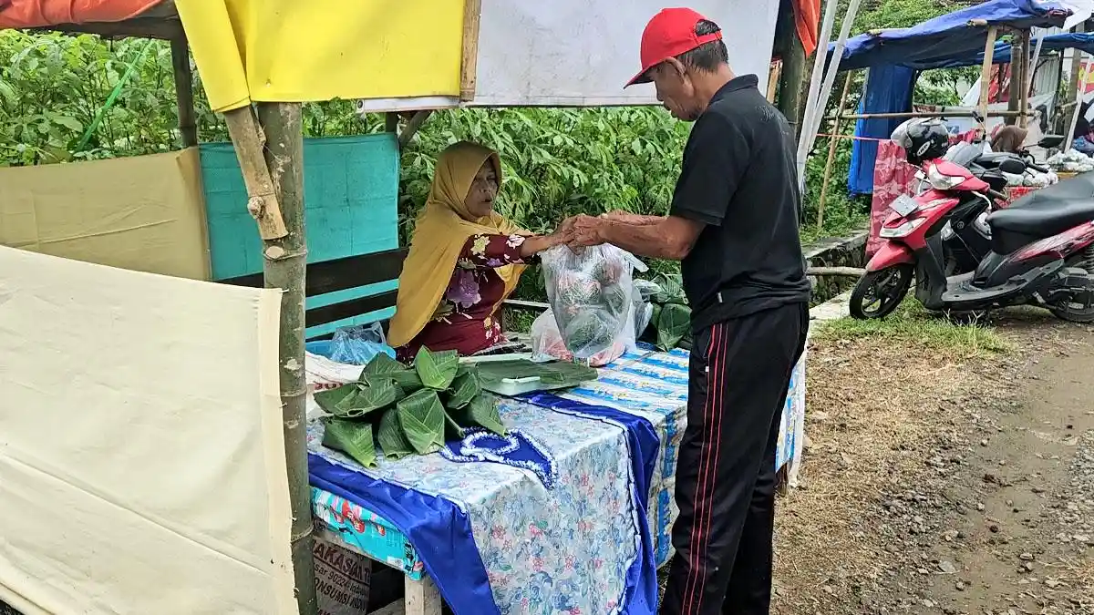 Jelang Ramadan 2026, Penjual Bunga Tabur Dadakan di Trenggalek Panen Cuan