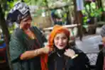 Perempuan Dengan Wastra Nusantara