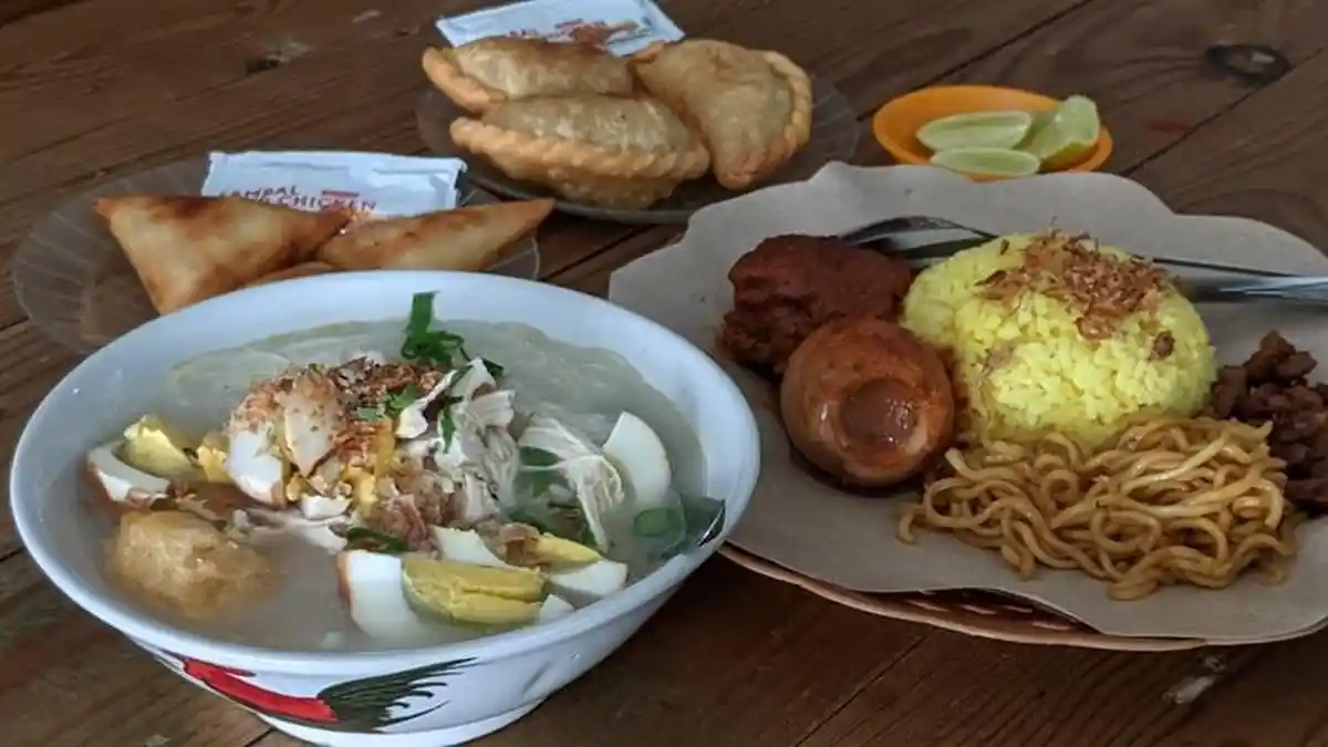 Tyas Ketagihan Makan Soto Banjar Khas Kalimantan Selatan
