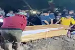 Adzin Korban Tenggelam, Dimakamkan di Samping Pusara Ayahnya