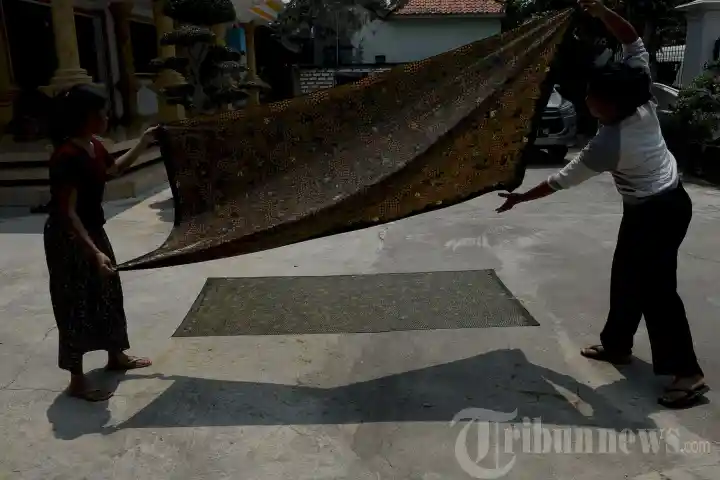 Melihat Pembuatan Batik Tulis Tanjungbumi Madura