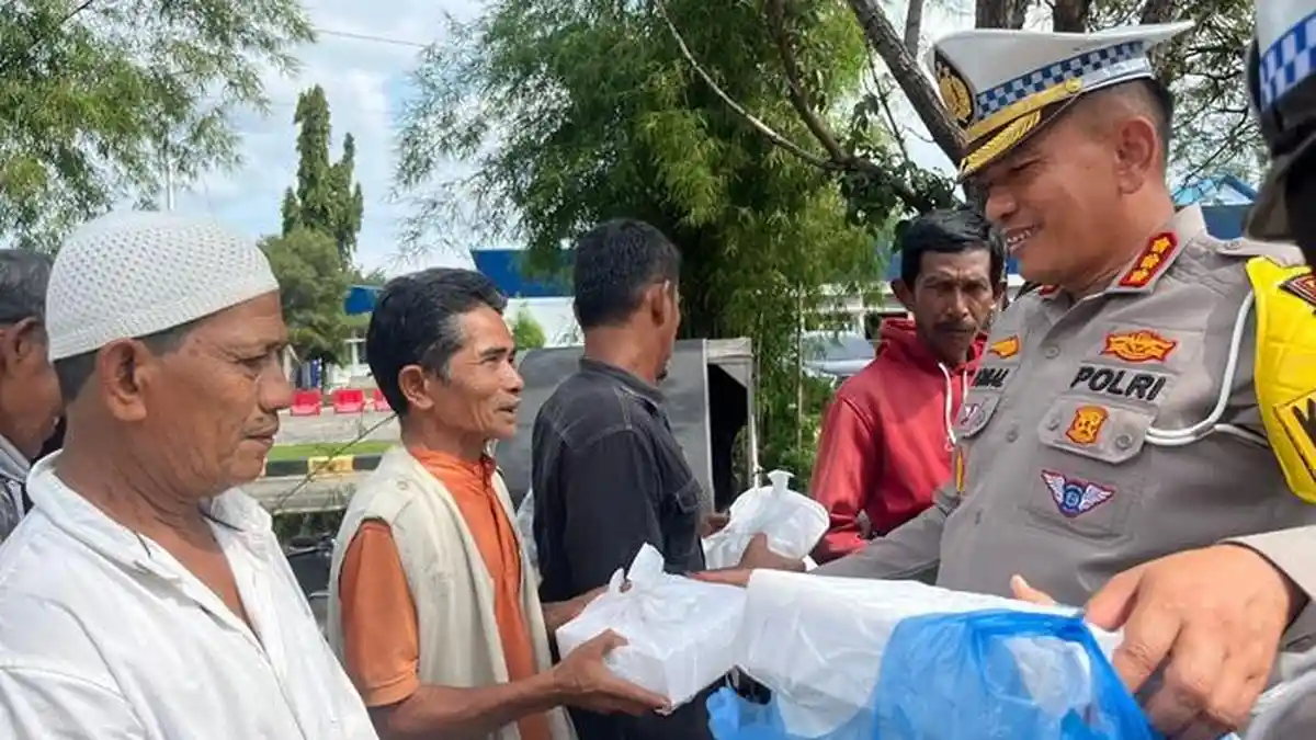 ‘Jumat Berkah’, Ditlantas Polda Aceh Saling Berbagi dengan Abang Becak dan Sopir Taksi