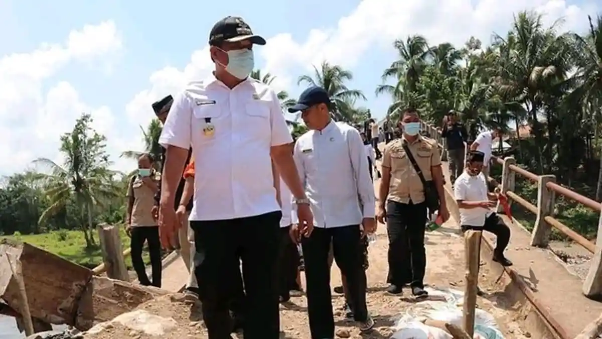 Jembatan di Kecamatan Pseksu Lahat Ambruk, Akses 2 Desa Terputus, Ini yang Dilakukan Cik Ujang