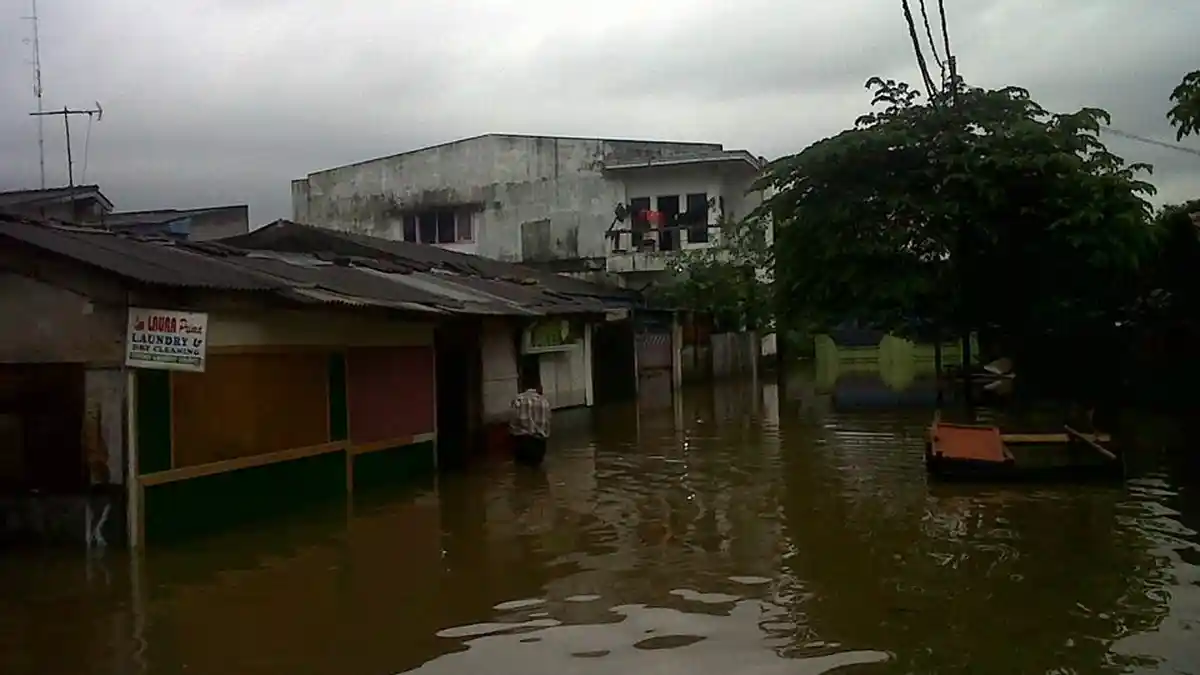 Dua Orang Tewas Terseret Banjir di Perumahan Sangrila Dua Petukangan