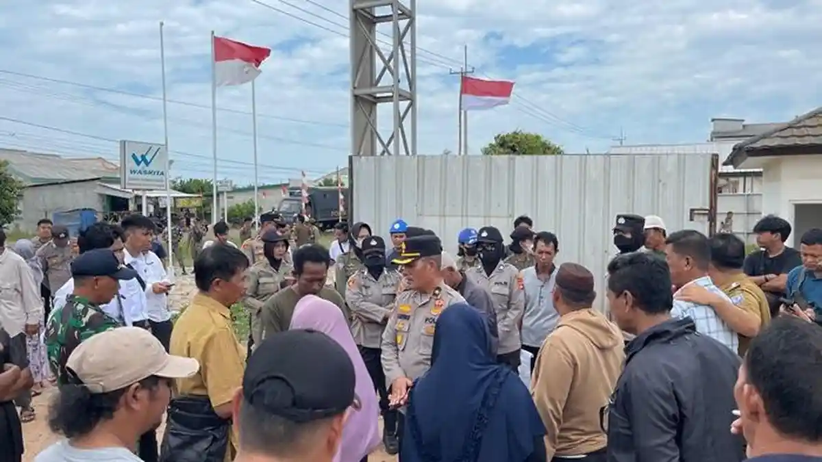 Diblokade 5 Hari oleh Warga, Pintu Gerbang Kawasan Industri Sadai di ...