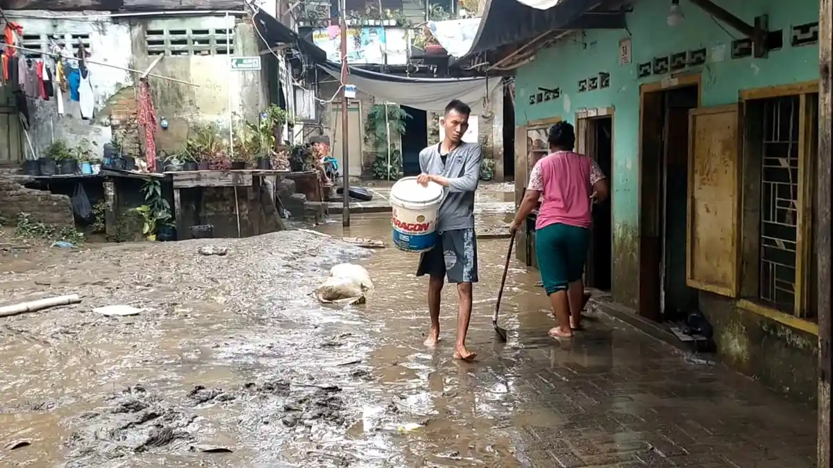 Dikepung Banjir, Permukiman Warga di Kampung Aur Terendam Lumpur