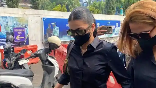 Diterpa Masalah Keluarga dan Somasi, Ratu Sofya Datangi Polda Metro Jaya Hari Ini