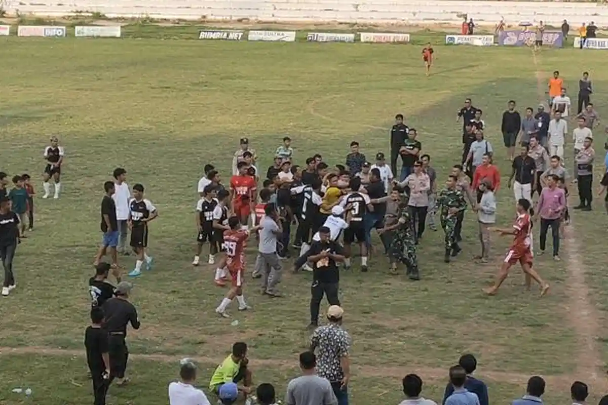 BREAKING NEWS Ricuh Lagi Pertandingan Sepak Bola DPRD Cup di Kolaka Sultra, Manager Tim Protes Wasit